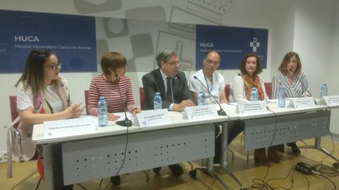 Carmen Gonzlez, paciente con colangitis biliar primaria; Conxita Comala, presidenta de Albi Espaa; Mario Margolles, coordinador rea Sanitaria; Manuel Rodrguez, jefe de seccin de hepatologa y gastroenterologa; Paz, madre de un paciente de hepatitis autoinmune; Laura Fonseca, redactora especializada en salud