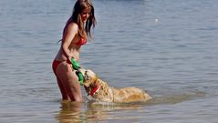 Turistas de toda Espa�a disfrutan con sus mascotas en la playa de O Espi�o