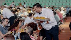 O polideportivo convertiuse nun comedor multitudinario