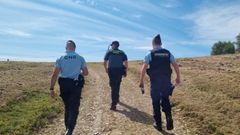 Un agente de la Guardia Civil, de los GNR portugueses y de la Gendarmer�a Nacional Francesa realizanod el Camino a pie por Sarria
