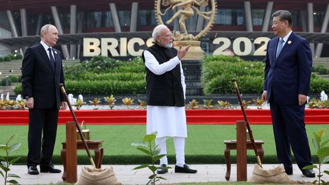 De izquierda a derecha, Vladimir Putin, presidente de Rusia; Narendra Modi, primer ministro indio; y Xi Jinping, presidente de China, en la cumbre de los BRICS en Nueva Deli.