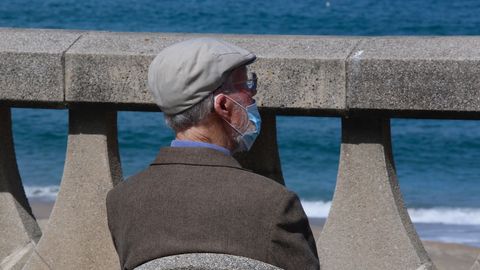 Disfrutando del sol en el paseo mar�timo y en las playas en A Coru�a