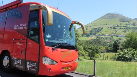 El autob�s de Gibson y, al fondo, el Picu'l Sol