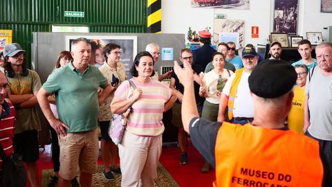 Otro momento de la visita al museo ferroviario
