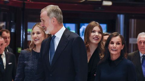 Los reyes Felipe VI y Letizia, acompaados de la princesa Leonor (i) y de la infanta Sofa (2d) a su llegada al tradicional Concierto de los Premios Princesa de Asturias, un da antes de la ceremonia de entrega de los galardones 2025