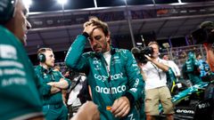 Fernando Alonso.Fernando Alonso con los mec�nicos de Aston Martin en el Gran Premio de Arabia Saud�