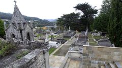A la izquierda, el panten modernista del cementerio viejo de Mondoedo que podra acoger los restos de mindonienses ilustres