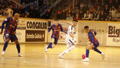 David Pazos, rodeado de jugadores azulgranas.