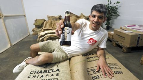 Gonzalo Rodríguez, con la botella de café frío o agua de café que acaba de poner a la venta.