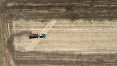 Un tractor aplica fertilizantes en un campo de Alemania en una foto de archivo