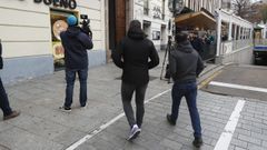 Agentes de paisano de la UCO en un registro.