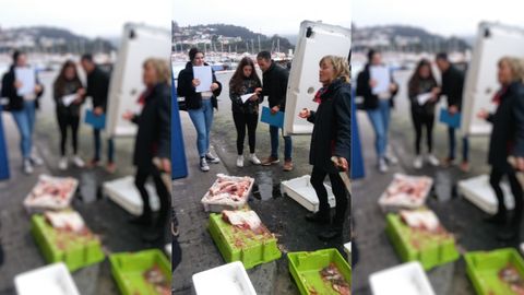 TRABAJO EN MUROS. El IES Fontexera ser el primero en publicar tras el parntesis obligado por el coronavirus. En la imagen, Iria Zubiela y Laura Gonzlez junto con su profesor, Fernando Prez Torres, ultimando las preguntas que iban a hacer a una vendedora de pescado en la lonja de Muros