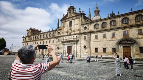 Turistas tomando fotograf�as de la fachada del Colegio de la Compa��a, en Monforte