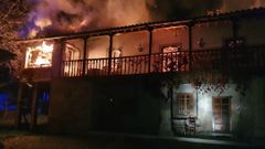 La virulencia del fuego oblig� a intervenir a los bomberos de los parques de Monforte y Chantada