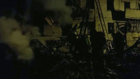 Bomberos trabajando en un edificio incendiado