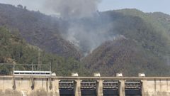 El incendio se origin a escasa distancia de la presa de Os Peares, lo que ha facilitado la tarea de los equipos de extincin