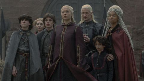Rhaneyra y Daemon con los hijos de ella. De izquierda a derecha: Lucerys, Jacaerys y el pequeo Joffrey