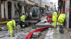 Grupo de operarios trabajando ayer en la manzana m�s pr�xima a la plaza del Callao.
