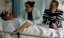 En la foto, Jos� Luis Rodr�guez, con dos familiares en el hospital ferrolano Arquitecto Marcide.
