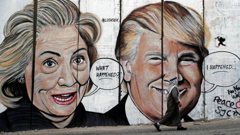 Hillary Clinton y Donald Trump, en una pintada en el controvertido muro de separaci�n israel� entre Bel�n y Jerusal�n