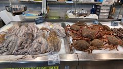 Centollos a 35 euros el kilo este martes en la plaza de Lugo, en A Corua