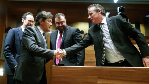 El presidente en funciones del Principado, Javier Fern�ndez (i), saluda al nuevo presidente de la Junta General del Principado, el socialista Marcelino Marcos L�ndez (d). Marcos L�ndez ha sido elegido este lunes nuevo presidente de la Junta General del Principado para la und�cima legislatura auton�mica tras obtener la mayor�a absoluta en el pleno de constituci�n de la C�mara con el respaldo del PSOE, Podemos e IU, que suman 26 de los 45 diputados. 