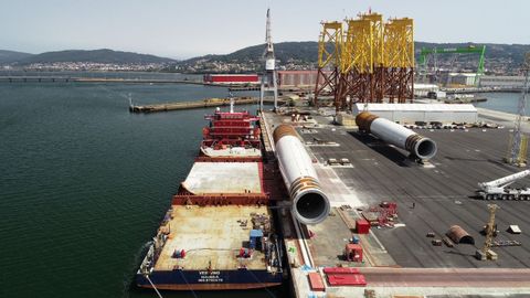 Windar carga los primeros monopiles fabricados en la nueva planta de Fene