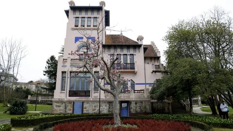 casas.La dise�� y cre� para su mujer el arquitecto Rafael Gonz�lez Villar, pero ella apenas ocup� el chal� de Rialeda, ya que falleci� de forma prematura. Hoy el inmueble, que sufri� un grave incendio, es la biblioteca de Perillo