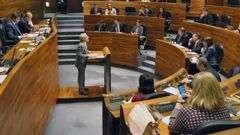 Mercedes Fern�ndez mira su m�vil mientras Gaspar Llamazares interviene y Javier Fern�ndez toma notas, en la Junta General.Mercedes Fern�ndez mira su m�vil mientras Gaspar Llamazares interviene y Javier Fern�ndez toma notas, en la Junta General 