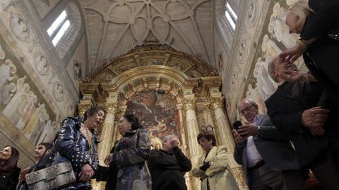 As se ve el presbiterio de la iglesia de San Vicente tras la restauracin del altar mayor y de sus murales laterales y la instalacin de la nueva iluminacin