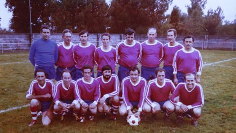 Antonio Domnguez (agachado, con un baln en la mano), en un equipo de ftbol de la parroquia de Santaballa en 1976.