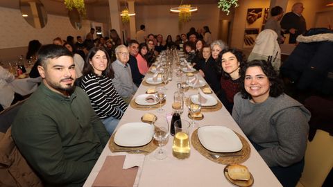 FIESTA SORPRESA POR JUBILACION EN EL RESTAURANTE XOANES A ROSA FERNANDEZ,