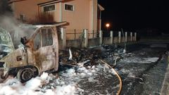 El veh�culo, estacionado muy cerca de las viviendas, qued� calcinado