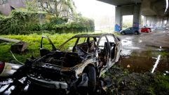 El veh�culo, que sufri� sucesivos ataques vand�licos y un incendio, est� bajo el puente de la autopista AP-9. 