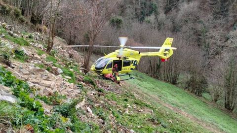 Rescate de un ganadero en una zona de dif�cil acceso en Salas.