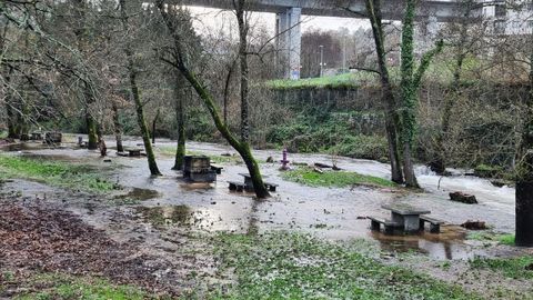 �rea recreativa de Os Carr�s, con la crecida del r�o Barba�ica en Barbad�s.