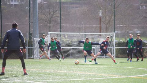 Entrenamiento del Pontevedra CF en el Manolo Barreiro de A Xunqueira