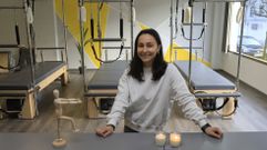 Luc�a Vila en Pilates Arabesque, el nuevo centro de Ames. Su nombre se refiere a un ejercicio que requiere equilibrio, concentraci�n y control del cuerpo; y que a ella le encanta hacer. No solo puso el nombre, tambi�n ide� el logo, eligi� los colores e incluso pint� junto a un amigo el mural que decora la sala de ejercicios. Eso s�, cont� a la hora de plasmar las ideas con la ayuda de su marido Alberto, aut�nomo en Impresi�n e Dese�o, y con el apoyo incondicional de su familia.