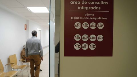 Pacientes en el��rea de consultas integradas en�un hospital gallego.