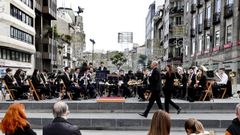 Imagen de archivo de una banda de m�sica tocando en la calle en Vigo.