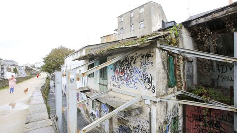 CONSTRUCCION DE DISTINTAS ALTURAS, TEJADO DE CHAPA Y ALTURAS EXTRA�AS A LOS PIES DE LA MURALLA EN LA RUA FALCON. FEISMO