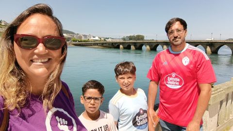 Cristina Lesteg�s y Aitor Freir�a, junto a su hijo Xoel y Hamza, el ni�o saharaui que acogen por segundo a�o