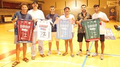 David Pazos y Rubi posaron con las equipaciones y los miembros de la banda antes del concierto.