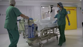 Entrada al bloque quir�rgico del Chuac, donde a mitad de este a�o 2026 hab�a m�s de 11.100 pacientes en la lista de espera para ser operados