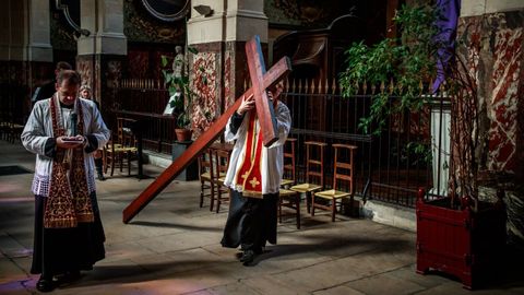 Procesin de Viernes Santo en una iglesia parisinia