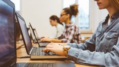 Grupo de j�venes en una universidad