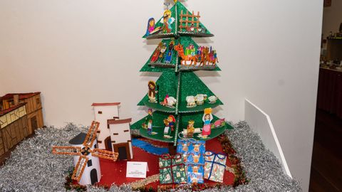 El nacimiento y sus protagonistas se suben a este �rbol de Navidad 