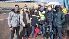 Tiki, V�ctor, Jacobo, F�lix y Jes�s, trabajadores de Aluminio durante las primeras horas de la huelga