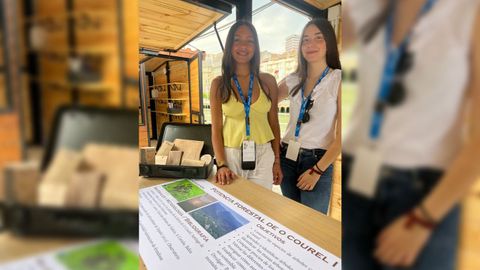 Aitana Zerimar Mndez (a la izquierda) y Ariadna Lpez en la presentacin de su estudio en la feria Zientzia Azoka de Bilbao