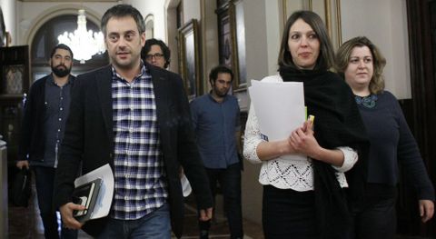 El alcalde, Xulio Ferreiro, entra en el sal�n de plenos acompa�ado de Silvia Came�n. 